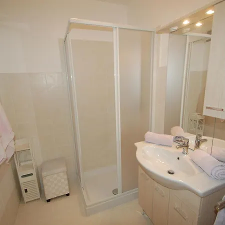 2p En Dernier Etage Avec Clim Et Parking Prive A - Fr-1-196-159 アパート *